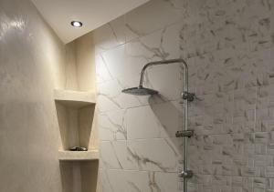 una doccia con soffione in un bagno di Hotel Asael a Ourika Altre 13 foto