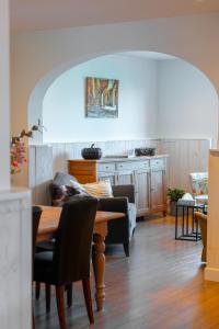 a dining room with a table and chairs at B&B Castellier in Lier