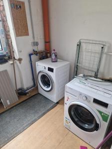 a laundry room with a washing machine and a washer at Gruppenunterkunft für Firmen & Arbeiter in Laa an der Thaya in Laa an der Thaya