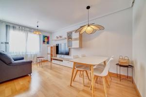 a kitchen and living room with a table and chairs at Las Gaunas by Clabao in Logroño