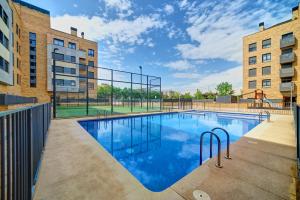 an image of a swimming pool with a basketball court at Las Gaunas by Clabao in Logroño