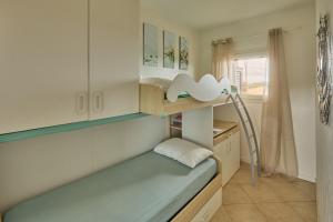 a small room with a bench and a shelf at Badesi Sea Dunes in Codaruina