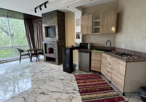 una cucina con un bancone e una stufa forno a legna di Hotel Asael a Ourika