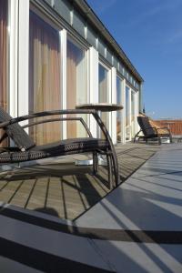 2 chaises et une table sur une terrasse dans l'établissement Porta Vinea, à Ruppertsberg