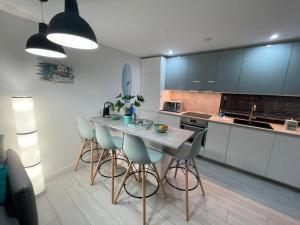 a kitchen with a table and chairs in it at MarVillaFuerte in Villaverde