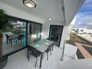 a patio with a table and chairs on a balcony at MarVillaFuerte in Villaverde