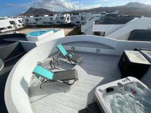 a person standing on a balcony next to a bath tub at MarVillaFuerte in Villaverde