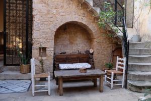 a stone building with a table and two chairs at Boutique Hotel Beit el Nessim in El Mîna