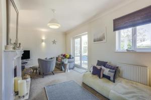 a living room with a couch and a tv at 2 Bed in Snape oc-12sf in Snape