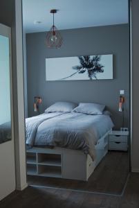 1 dormitorio con cama blanca y espejo en Jordan Suite Executive Furnished Apartment, en Düsseldorf