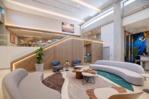 a lobby with couches and a table and chairs at Slaviero Prime Campo Grande in Campo Grande