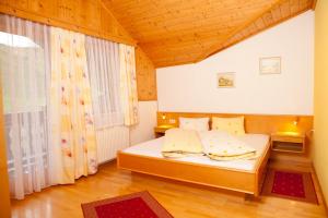 Una cama o camas en una habitación de Lochgrubgut