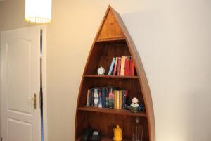 a book shelf with books on it in a room at Haus Hahn in Suhlendorf