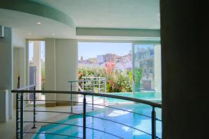 ein Zimmer mit Balkon und Glasboden in der Unterkunft La Carrera in Bernalda