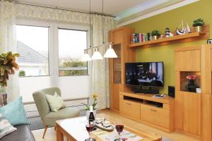 a living room with a couch and a television at Ferienwohnung Heuer in Ebstorf