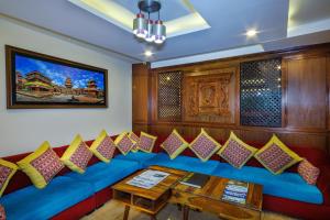 ein Wohnzimmer mit einer Couch und bunten Kissen in der Unterkunft Hotel Central Prime in Kathmandu