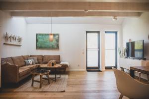 a living room with a couch and a table at Van Senden 5 Anni in Krummhörn