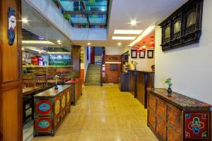ein Restaurant mit Holztheken und einem Flur in der Unterkunft Hotel Central Prime in Kathmandu