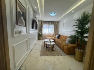 a living room with a couch and a table at Résidence Royal CasaBlanca in Casablanca