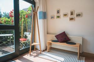 a room with a window with a bench with a pillow at Oesenhof - Dielenwohnung in Bad Fallingbostel