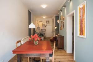 a dining room table with a vase of flowers on it at Oesenhof - Dielenwohnung in Bad Fallingbostel