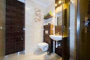 Apartament Polonijna في كراكوف: حمام مع مرحاض ومغسلة