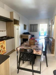 a kitchen with a table and chairs in a room at Germinada in Imbé