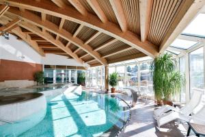 an indoor swimming pool with a wooden ceiling at Hotel Montana in Vason