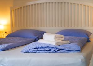 two towels sitting on top of a bed at Schleiblick App 17 in Rabenkirchen-Faulück +7 photos