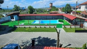 a building with a swimming pool in a yard at Интернационал in Kulata