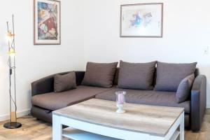 a living room with a couch and a coffee table at Ferienwohnung Klein Süstedt in Klein Süstedt
