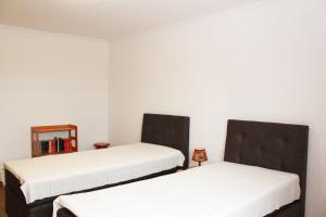 two beds in a room with white walls at Ferienwohnung Klein Süstedt in Klein Süstedt