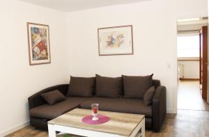 a living room with a couch and a table at Ferienwohnung Klein Süstedt in Klein Süstedt