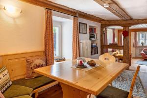 a living room with a wooden table and a couch at Haus Belchenwind in Münstertal