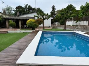 a swimming pool in the backyard of a house at HomeHolidaysRentals Confort in La Batlloria