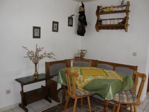 ein Esszimmer mit einem Tisch und Stühlen in der Unterkunft Hildegard in Usingen