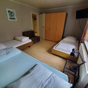 ein kleines Zimmer mit zwei Betten und einer Couch in der Unterkunft Hildegard in Usingen + 6 Fotos