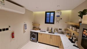 a kitchen with a washer and a washing machine at شقق ضيافة خاصه خدمة ذاتية in Buraydah +43 photos