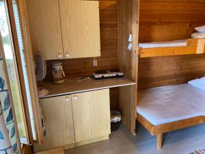 a room with two bunk beds in a cabin at Pirttiniemen Lomakylä in Muurasjärvi