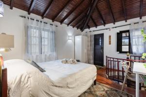 a bedroom with a large bed in a room at Banyan Tree in Óbidos