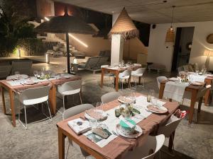 a dining room with tables and chairs in a room at Walhalla Seahouse in Chã da Igreja