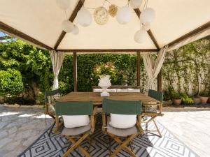a wooden table and chairs under a tent at Casa rural con piscina cubierta en Segovia - Viento de Ladera in Segovia