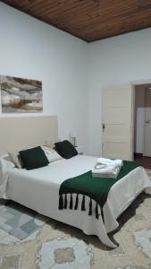 a bedroom with a large white bed in a room at Magda in Resistencia
