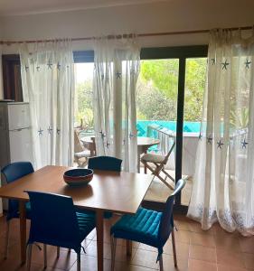 a dining room with a table and chairs and a window at Sardinia Breeze - Costa Serena in Porto Rafael