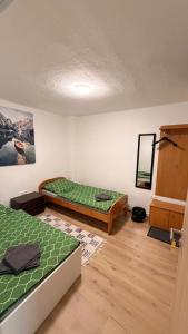 ein Zimmer mit zwei Betten und einem Spiegel in der Unterkunft Große Monteurunterkunft Wulzeshofen in Wulzeshofen