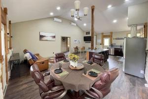 a living room with a table and leather chairs at Buda Casita in Buda