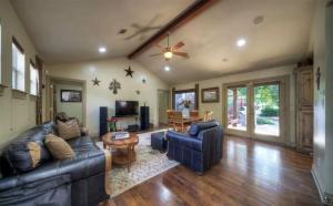 a living room with two couches and a table at Buda Casita in Buda