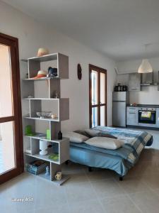 a bedroom with a bed in a room at Le Persiane Azzurre est in Albiano