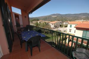 uma varanda com uma mesa e cadeiras e uma vista em Acquacheta em Marina di Campo