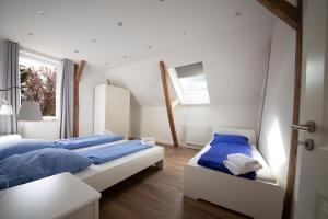 a bedroom with two beds and a window at Ferienwohnung BEA 3 in Rabenkirchen-Faulück